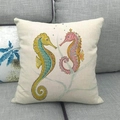 Texture détaillée de housse de coussin en lin avec imprimé hippocampe sur canapé gris - Style Hippocampe Dégradé (8) / 45x45 cm