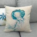 Détail d'imprimé méduse bleue sur une housse de coussin en lin et coton beige marin - Style Méduse Bleue (14) / 45x45 cm