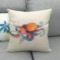 Vue détaillée de la housse de coussin en lin avec motif de poulpe sur un canapé gris - Style Poulpe Orange Vif (15) / 45x45 cm