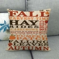 Vierkante linnen herfst kussensloop met Fall letters en pompoen op een grijze bank - Thanksgiving Stijl 5