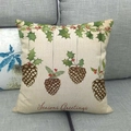 Dettaglio copricuscino in lino con scritta Seasons Greetings e motivi festivi - Stile Bacca di Agrifoglio Sospesa