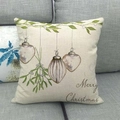 Dettaglio della fodera per cuscino in lino con motivi natalizi e scritta Merry Christmas - Stile Ornamento Palla di Natale Vischio