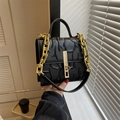 Strukturierte schwarze Handtasche mit Baummuster-Prägung und Goldkettendetail - Schwarz