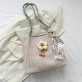 Beigefarbene Strohtasche mit grünem Gurt, Blumenanhänger und bedrucktem Seidenschal-Detail - Grün