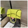 Detail van de neongroene handtas van imitatieleer met stiksels en gouden hardware - Groen