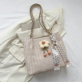 Cremefarbene Strohtasche mit Blumenanhänger und gemustertem Seidentuch-Griff - Khaki