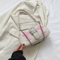 Schicke cremeweiße Canvas-Unterarmtasche mit rosa Kreuzstickerei und großer Silberschnalle - Weiß