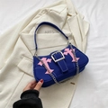Blaue Denim-Achseltasche mit pinken gotischen Kreuz-Patches und silberner Metallkette - Blau