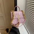 Rosa Handtasche aus Leder mit 3D-Prägung und klobiger Goldkette für modebewusste Damen - Rosa