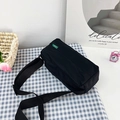 Sac polochon chic en nylon noir avec bandoulière réglable sur fond à carreaux - Noir