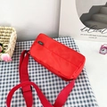 Sac bandoulière nylon rouge vif type oreiller avec sangle large et logo vert - Rouge