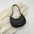 Bolso de axila tipo media luna negra con letras doradas y cuero sintético liso - Negro
