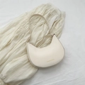 Bolso de hombro media luna blanco crema en cuero sintético con letras doradas - Blanco
