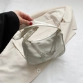 Weiße minimalistische Schultertasche mit silbernen Schmetterlingsketten aus Nylon - Weiß