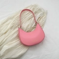 Bolso de axila rosa de media luna en cuero PU liso con detalles metálicos dorados - Rosa