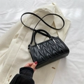 Sac bandoulière noir plissé chic avec texture ondulée et détails argentés - Noir