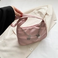 Rosa Hobo-Tasche aus Nylon mit silberner Doppelkette und dekorativen Schmetterlingen - Rosa