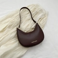Bolso de hombro media luna minimalista marrón oscuro en cuero mate con letras doradas - Marrón