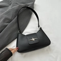 Borsa a spalla minimalista in pelle nera opaca con fibbia a stella in argento - Nero