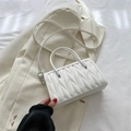 Mini sac à main blanc avec volants matelassés verticaux et détails en métal argenté élégant - Blanc