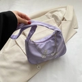 Lila Schultertasche mit silbernen Schmetterlingsanhängern und modischer Kette - Lila
