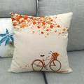 Fodera per cuscino in lino autunnale con bici rossa vintage e foglie d'acero su divano - 45cmx45cm / Stile Ramo di Acero e Bicicletta (2)