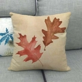 Detailaufnahme des Leinenkissenbezugs mit herbstlichem Ahornblatt-Druck auf grauem Sofa - Herbstlaub (2)