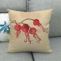 Leinen-Kissenbezug mit rotem Beeren-Aquarellmuster auf einem grauen Sofa - Rote Beeren (3)