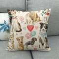 Gros plan d'une housse de coussin en lin avec motifs de chiens dessinés à la main - Style Multiples Races De Chiens XO