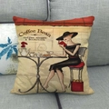 Leinenkissenbezug mit Retro-Frauenmotiv beim Lesen in einem Café auf dem Sofa - 45x45 cm / Schwarzes Kleid Lesende Dame Stil (2)