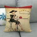 Kissenbezug aus Leinen mit Vintage-Illustration auf einem grauen Sofa platziert - 45x45 cm / Schwarzer Hut Rote Tasche Cafe-Stil (3)