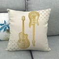 Quadratischer Kissenbezug mit goldenem E-Gitarren-Design auf Leinenstoff im Detail - Goldene E-Gitarre Linienzeichnung (1)