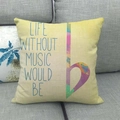 Detailansicht eines gelben Leinenkissens mit Musiknoten auf einem grauen Stoffsofa - Musik Zitat Gelber Hintergrund (4)