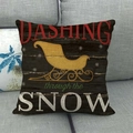 Detail van de vierkante kussensloop met houttextuur en gouden slee-motief in de sneeuw - Kerst slee stijl (2)