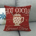 Detail van rood kerstkussenhoesje met Hot Cocoa print op een grijze stoffen bank - Kerst warme chocolademelk stijl (3)
