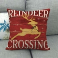 Detail van kerstkussenhoes met een gouden rendier en de tekst Reindeer Crossing - Kerst rendier stijl (4)