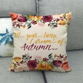 Leinen Herbst Kissenbezug mit Blumenkranz und Herbstspruch auf einem grauen Sofa - 45x45cm / Dream of Autumn Stil
