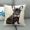 Quadratischer Kissenbezug aus Leinen mit französischem Bulldoggen-Motiv auf dem Sofa - Französische Bulldogge mit rosa Schleife (1)