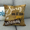 Dettaglio della fodera per cuscino musicale in lino con note e citazione motivazionale - 45x45 cm / Spartito Musicale Vintage Giallo (2)