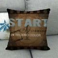 Dettaglio della federa per cuscino stile film vintage con trama in tessuto su divano grigio - 45x45 cm / Pellicola Cinematografica Vintage (3)