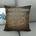 Dettaglio federa quadrata con stampa marrone vintage e citazione ispiratrice su divano - 45x45 cm / Everything Will Be Okay (4)