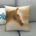 Cojín cuadrado de algodón y lino beige con retrato de caballo vintage sobre un sofá gris - Boceto de Perfil de Cabeza de Caballo Vintage (10)