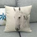 Cojín decorativo cuadrado con retrato de caballo en blanco y negro en sofá gris - Cabeza de Caballo Blanco Fotografía Blanco Y Negro (19)