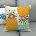 Dettaglio della federa in lino con stampa di ananas, fiori e scritta Aloha - Aloha Ananas e Pois (Stile 16)
