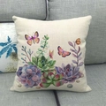 Funda de cojín de lino con estampado vibrante de suculentas y mariposas en un sofá - 45cmx45cm / Suculenta y Mariposa (1)