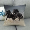 Funda de cojín cuadrada con estampado de caballos negros en un sofá gris - Caballos Negros Galopando Arena Realista (14)