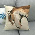 Detalle del estampado artístico de caballo en acuarela sobre funda de cojín de lino - Perfil Lateral De Caballo Lavado Con Tinta Marrón (1)