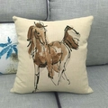 Detalle de funda de cojín con pintura artística de caballo sobre sofá gris - Caballo Dibujado A Mano Al Estilo Boceto (3)