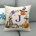 Dettaglio del cuscino di Halloween con zucca ad acquerello e lettera J su divano grigio - Lettera J Viola (10) / 45x45cm
