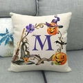 Dettaglio macro della federa di Halloween con lettera M ad acquerello e decori di zucca - Lettera M Viola (13) / 45x45cm